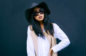 Kính râm nữ gọng tròn mang vẻ đẹp cổ điển