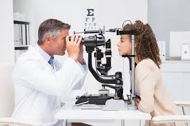 Khám mắt định kỳ khi sử dụng lens cận y tế